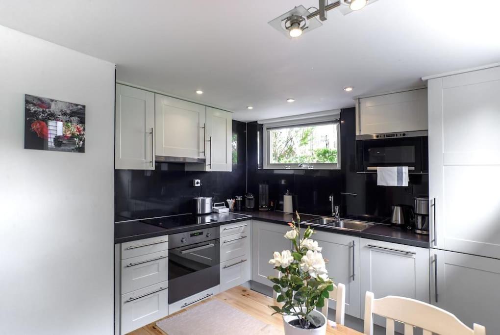 Apartament Downtown In Ten - Free Parking Göteborg Zewnętrze zdjęcie